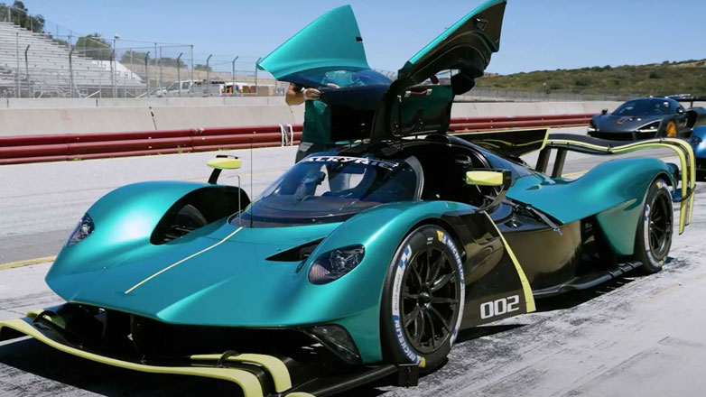 Δείτε την Aston Martin Valkyrie (το ταχύτερο υβριδικό στον κόσμο) να διαλύει το ρεκόρ στην πίστα GP του Silverstone (Βίντεο)