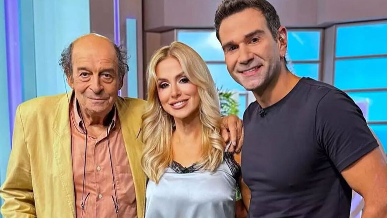 Ζωή Κρονάκη: «Πριν απο είκοσι μέρες περίπου είχαμε την τιμή να φιλοξενούμε τον Μανούσο Μανουσάκη στην εκπομπή μας» Ζωή Κρονάκη: «Πριν απο είκοσι μέρες περίπου είχαμε την τιμή να φιλοξενούμε τον Μανούσο Μανουσάκη στην εκπομπή μας»