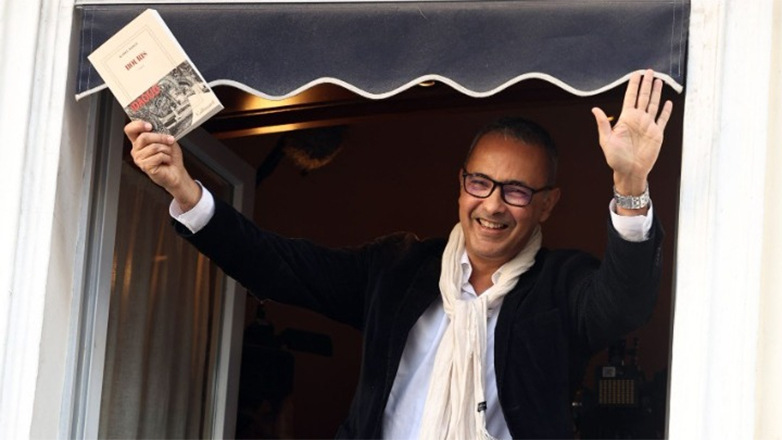 Δύο μηνύσεις κατά του συγγραφέα Καμέλ Νταούντ και της συζύγου του για το μυθιστόρημα «Ουρί»