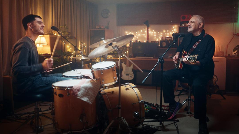 Ο Νίκος Πορτοκάλογλου τραγουδά, με τον γιο του Λευτέρη