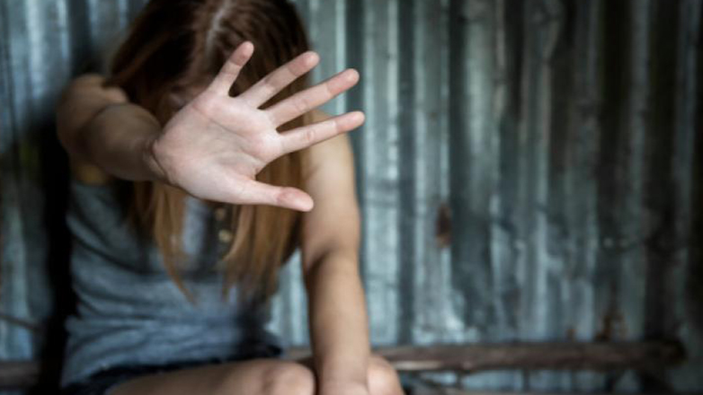 Γαλλία: Βίαζε, εξέδιδε και βιντεοσκοπούσε τους βιασμούς της κόρης του