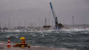 Ισχυροί άνεμοι στο Ιόνιο έδεσαν τα πλοία στο λιμάνι της Κυλλήνης