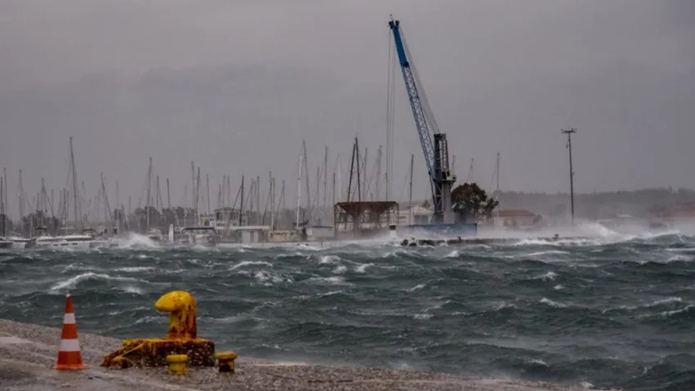 Ισχυροί άνεμοι στο Ιόνιο έδεσαν τα πλοία στο λιμάνι της Κυλλήνης