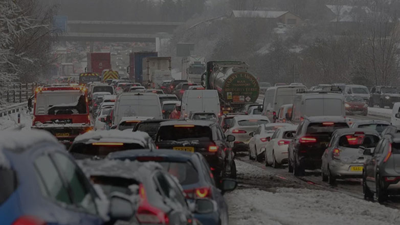 Βρετανία: Η καταιγίδα Μπερτ προκαλεί χάος στις συγκοινωνίες