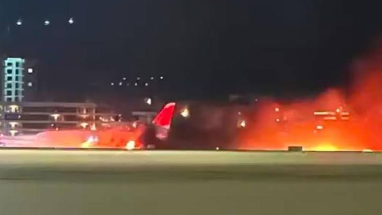 Τουρκία: Σώοι οι 89 επιβάτες και το πλήρωμα του ρωσικού αεροπλάνου που τυλίχθηκε στις φλόγες μετά την προσγείωσή του
