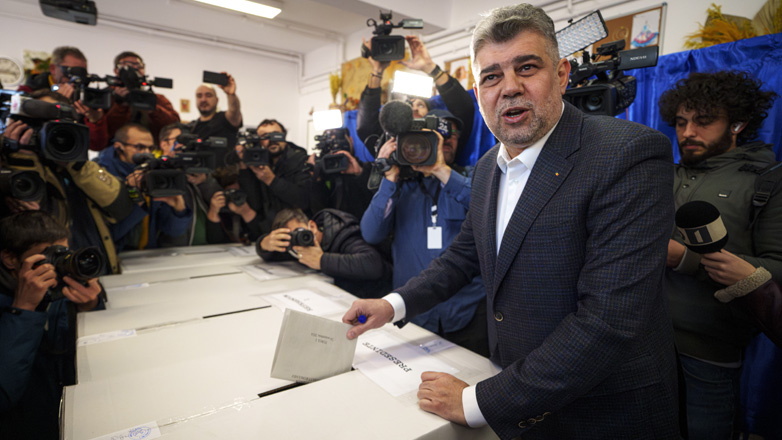 Ρουμανία-προεδρικές εκλογές: Ο Σοσιαλδημοκράτης Μαρσέλ Τσιολάκου και ο φιλορώσος εθνικιστής Καλίν Γκεοργκέσκου ισοψηφούν