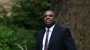 Βρετανία: Eπιβάλλει το μεγαλύτερο πακέτο κυρώσεων στον «σκιώδη στόλο» της Ρωσίας