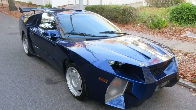 Με 5.000 ευρώ μπορείτε να κάνετε δικό σας αυτό το δημιούργημα (αν και δεν σας το προτείνουμε)