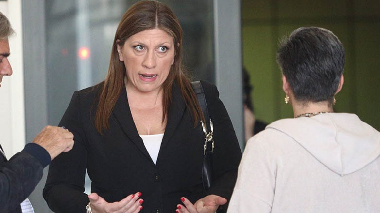 Κωνσταντοπούλου μαινόμενη: Άρπαξε τα μικρόφωνα από έδρα δικαστηρίου – Ζήτησε τη σύλληψη δικαστή και εισαγγελέα