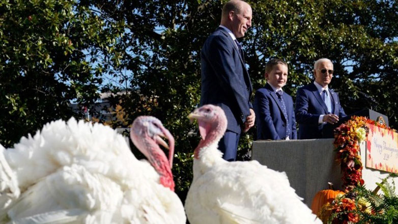 ΗΠΑ: Ο πρόεδρος Μπάιντεν απένειμε χάρη σε δύο γαλοπούλες ενόψει της Ημέρας των Ευχαριστιών