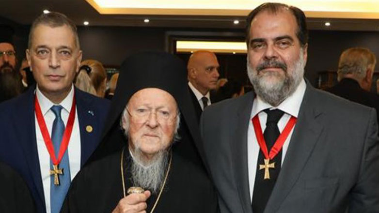 Δεξίωση του εφοπλιστή Νικόλα Πατέρα μετά την τελετή χειροθεσίας του Διοικητού του Άγιου Όρους Αλκιβιάδη Στεφανή