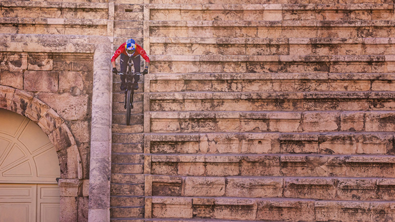 Ιορδανία: Ο θρυλικός 4 φορές παγκόσμιος πρωταθλητής ορεινής ποδηλασίας Tomáš Slavík κατακτά τους εμβληματικούς Επτά Λόφους του Αμμάν