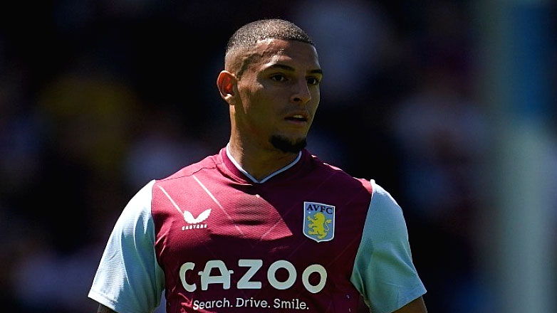 Άστον Βίλα: Συζητά την παραχώρηση του Ντιέγκο Κάρλος