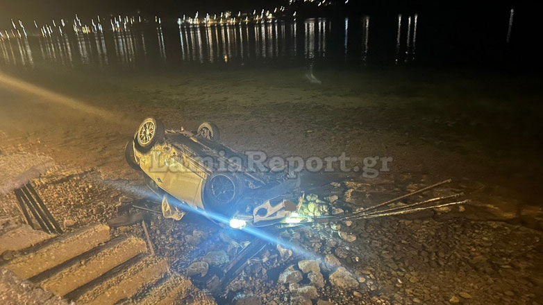 Φθιώτιδα: Αυτοκίνητο βρέθηκε ανάποδα μέσα στη θάλασσα