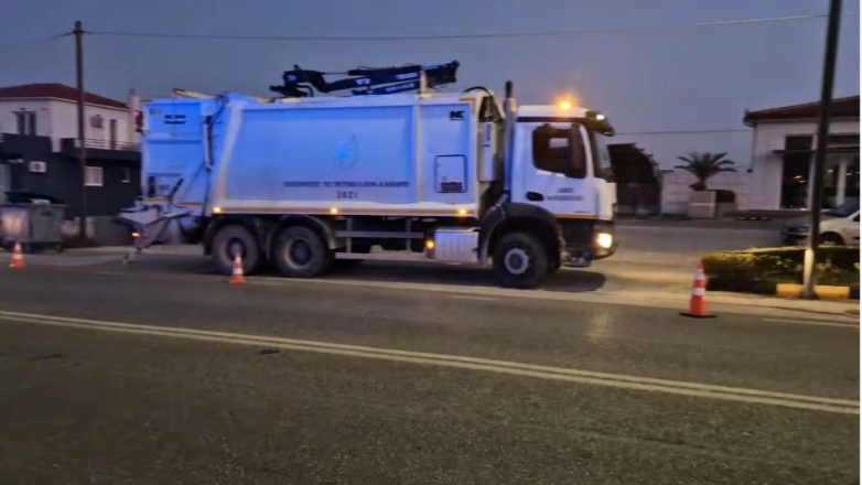 Αυτοκίνητο έπεσε πάνω σε απορριμματοφόρο στη Λεωφόρο Πόρτο Ράφτη Αυτοκίνητο έπεσε πάνω σε απορριμματοφόρο στη Λεωφόρο Πόρτο Ράφτη