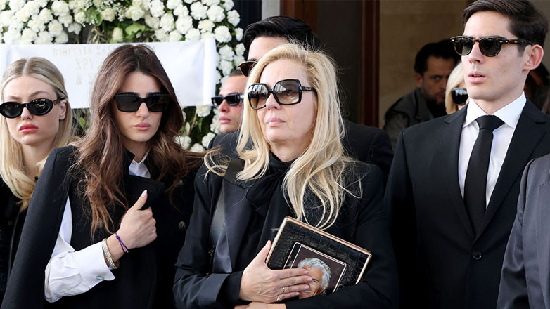 Αντώνης Λυμπέρης: Το τελευταίο αντίο στον εκδότη – Συντετριμμένη η σύζυγός του, Έλενα Μακρή