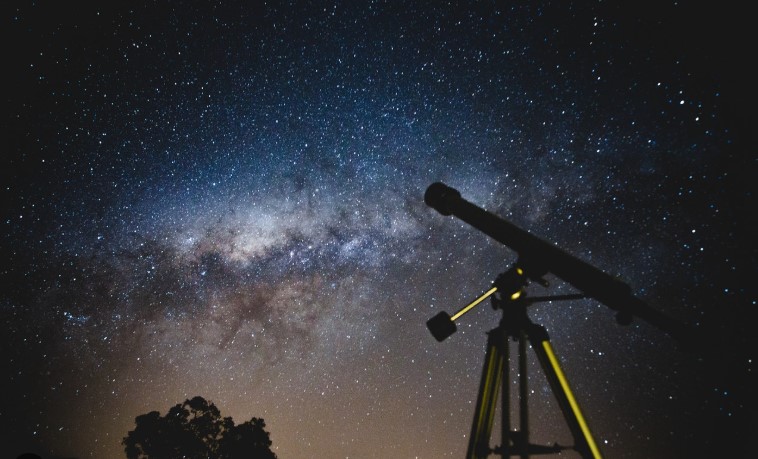 Μυστήριο με λάμψεις στον ουρανό της Πάτρας