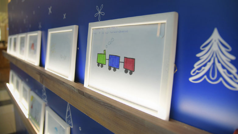 Φωτεινά παιδικά χαμόγελα από τα Ευχοστολίδια και αυτά τα Χριστούγεννα