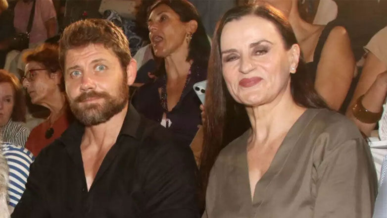 Καρυοφυλλιά Καραμπέτη: «Με τον σύντροφό μου δεν συνηθίζουμε να κυκλοφορούμε σε δημόσιους χώρους»