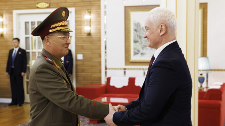 Ρώσος υπ. Άμυνας: Επεκτείνονται οι στρατιωτικές σχέσεις με τη Βόρεια Κορέα