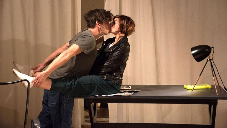 «Ο Ρεζές μάγκωσε το δάχτυλο» της Κατερίνας Ελοσίτου στο Studio Μαυρομιχάλη