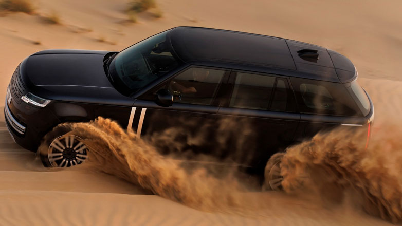 Το ηλεκτρικό Range Rover τα βάζει με αμμόλοφους 100μ. – Ποιος βγήκε νικητής;