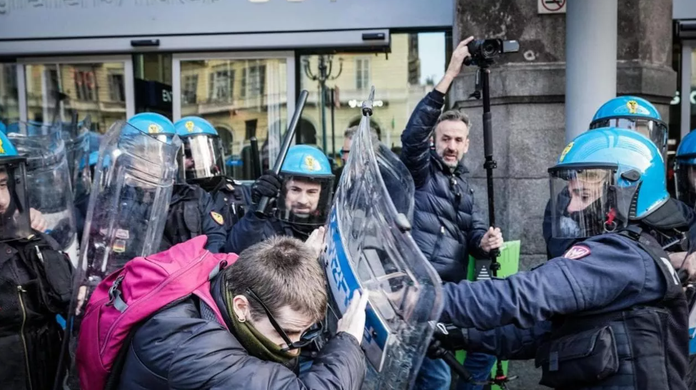 Συγκρούσεις της αστυνομίας με διαδηλωτές στους σταθμούς του Τορίνο