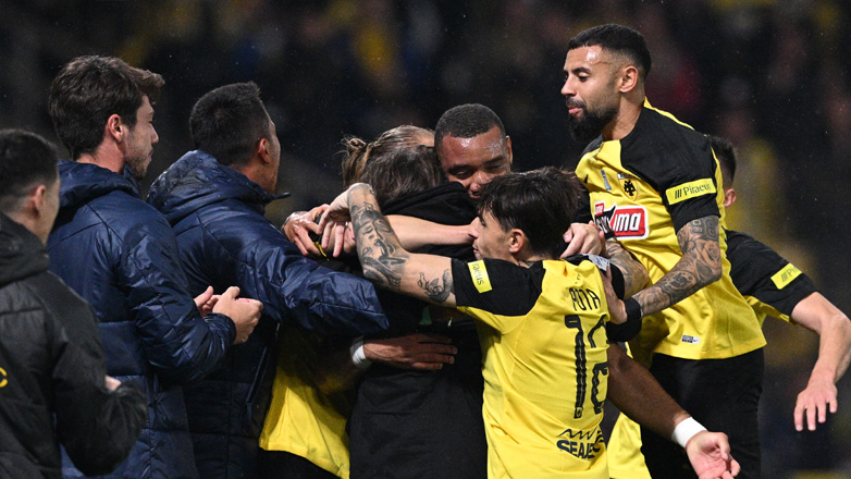 AEK-Άρης: Με αγκαλιά στον Αλμέιδα πανηγύρισαν οι παίκτες της Ένωσης το γκολ του Μουκουντί!