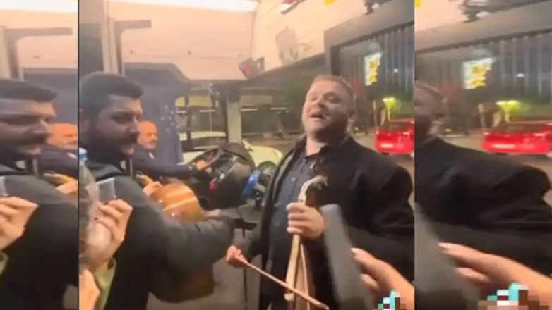 Έπαιξε λύρα σε λεωφορείο στο Σύνταγμα και έγινε viral