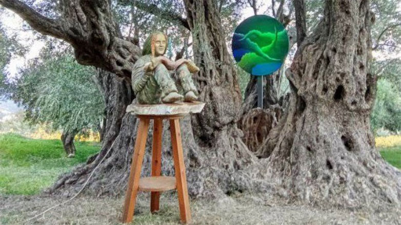 Έργα τέχνης στον κορμό και τους κλώνους αρχαίου ελαιόδεντρου, ηλικίας 2.500 ετών