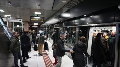 Απεγκλωβίστηκε τραυματίας ο άνδρας που έπεσε στις ράγες του Μετρό