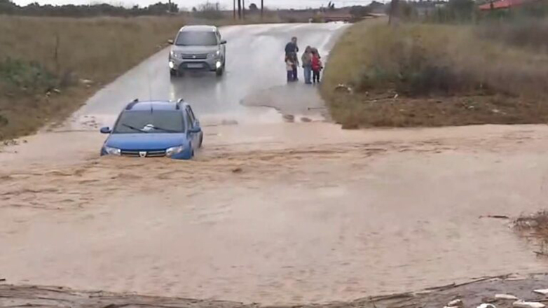 Χαλκιδική: Απεγκλωβισμός οχήματος με γυναίκα και τρία παιδιά