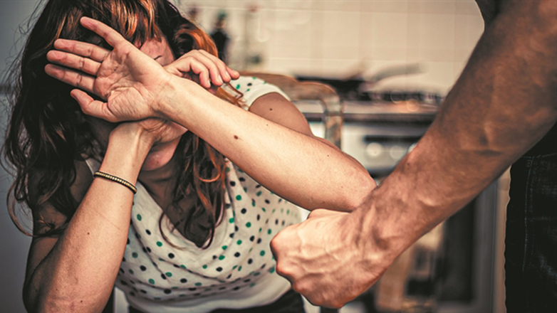 Συνελήφθη αστυνομικός που έδειρε τη γυναίκα του