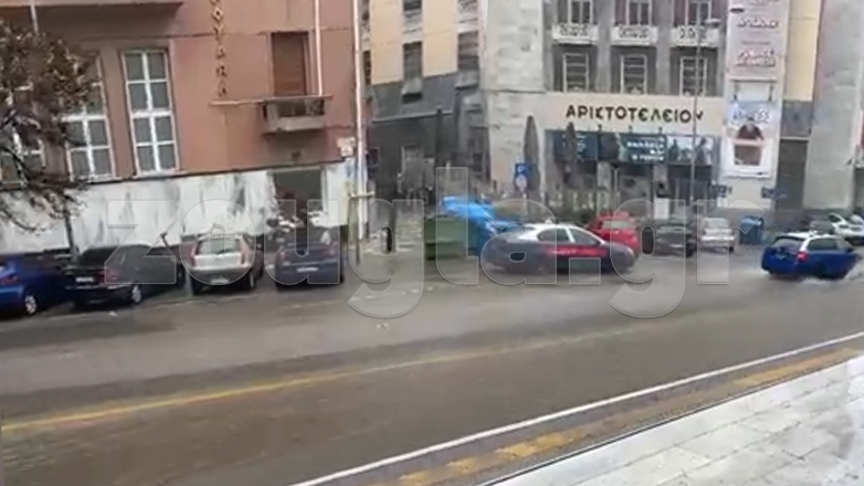 Ισχυρή βροχόπτωση στη Θεσσαλονίκη – Άρχισαν να πλημμυρίζουν οι δρόμοι