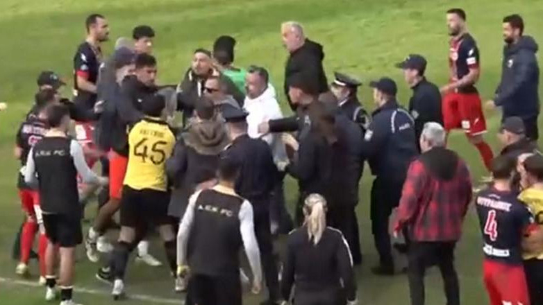 Χαμός στο φινάλε του αγώνα Ηλιούπολη-ΑΕΚ Β – «Μπράβοι» προπηλάκισαν παίκτες και μέλη της «Ένωσης»!