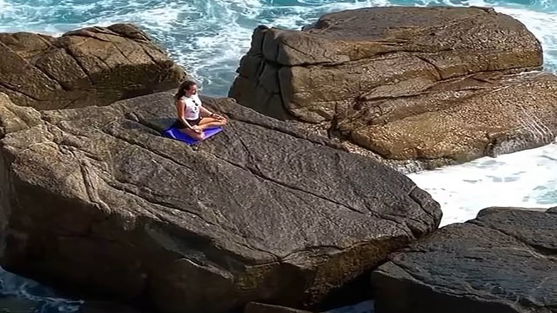 Ταϊλάνδη: Ρωσίδα τουρίστρια παρασύρθηκε από τα κύματα ενώ έκανε γιόγκα σε βραχώδη ακτή