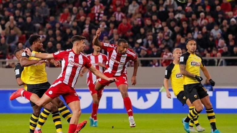 ΔΕΑΒ: Πρόστιμο στον Ολυμπιακό για το πανό στο ματς με την ΑΕΚ