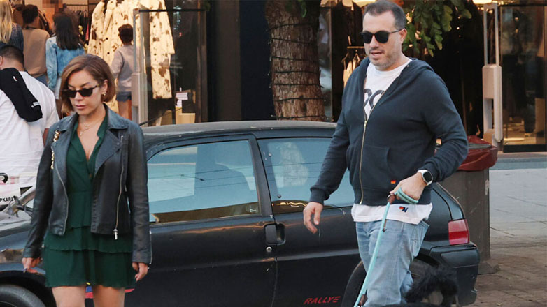 Μαριάντα Πιερίδη-Πάνος Ιωάννου: Για βόλτα στο κέντρο της Γλυφάδας με τον τετράποδο φίλο τους