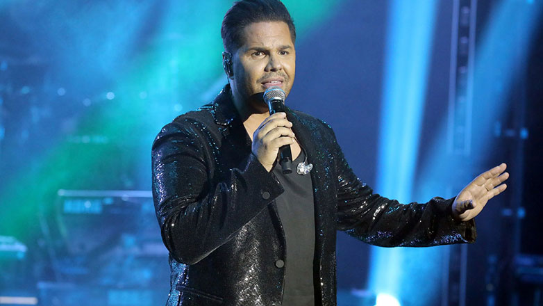 Απίστευτο: Ο Γιώργος Τσαλίκης τραγούδησε «Άντε και γ@μ@σ@@» στην έναρξη του «Μύλου των Ξωτικών» στα Τρίκαλα