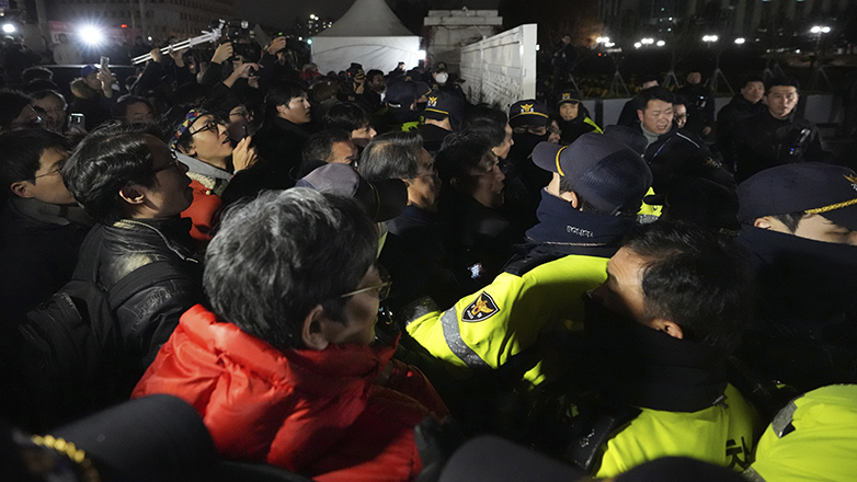 Συγκρούσεις έξω και μέσα στο κοινοβούλιο της Σεούλ