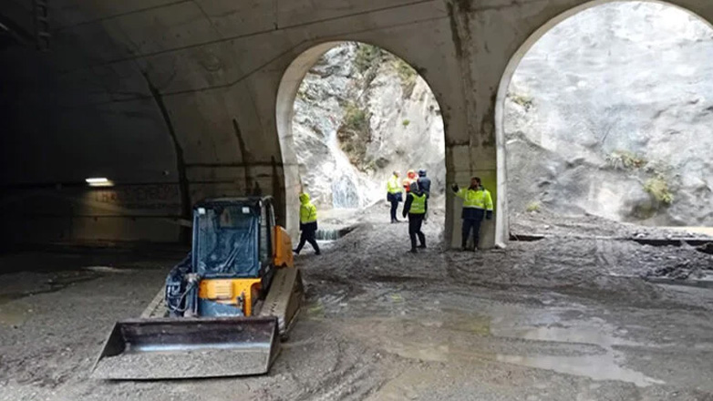 Κλειστή παραμένει η σιδηροδρομική γραμμή Θεσσαλονίκης – Αθήνας στο ύψος της σήραγγας των Τεμπών