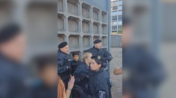 Αστυνομικοί στο Βερολίνο κυνηγούν να συλλάβουν δεκάχρονο επειδή κρατούσε την παλαιστινιακή σημαία