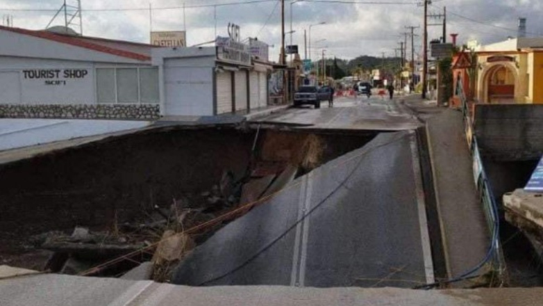 Παλεύουν με τις λάσπες σε Ρόδο και Λήμνο