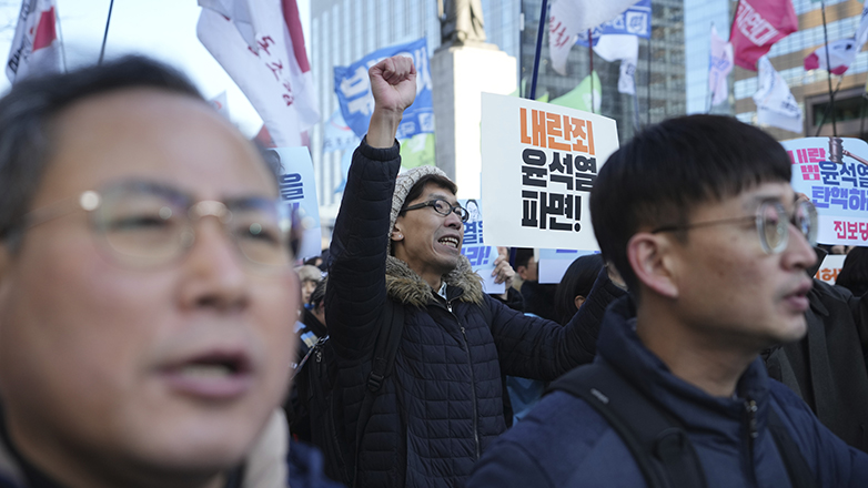 Μέρα οργής στη Σεούλ μετά το αποτυχημένο πραξικόπημα Μέρα οργής στη Σεούλ μετά το αποτυχημένο πραξικόπημα