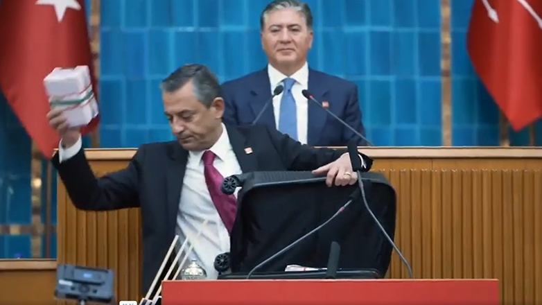 Τουρκία: Ο αρχηγός της αντιπολίτευσης ανέβηκε στο βήμα της Βουλής με βαλίτσα γεμάτη χαρτονομίσματα