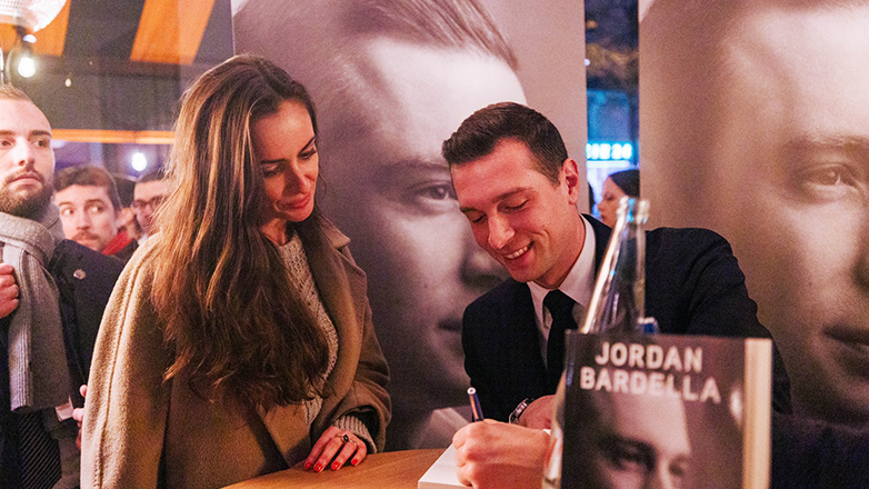 Την ώρα που έπεφτε η γαλλική κυβέρνηση, ο Μπαρντελά υπέγραφε αντίτυπα του βιβλίου του Την ώρα που έπεφτε η γαλλική κυβέρνηση, ο Μπαρντελά υπέγραφε αντίτυπα του βιβλίου του