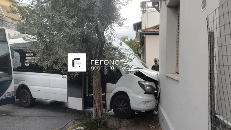 Βόλος: Βανάκι μεταφοράς ΑΜΕΑ «καρφώθηκε» σε σπίτι