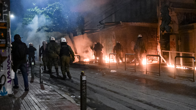 Πορεία Γρηγορόπουλου: Επεισόδια με μολότοφ και χημικά στο κέντρο της Αθήνας