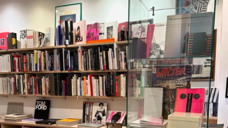 Ένα βιβλιοπωλείο – κέντρο τεκμηρίωσης της μόδας στο Παρίσι