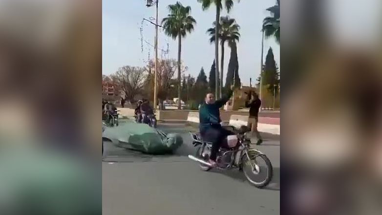 Διαδηλωτές γκρέμισαν αγάλματα του Χαφέζ αλ Άσαντ στα προάστια της Δαμασκού